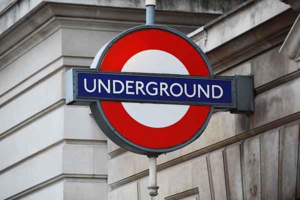Koronavīrusa deļ Londonā ir daļēji slēgtas metro stacijas